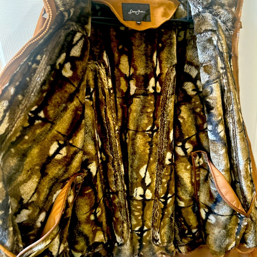 Sean John men’s winter coat. Size 4XLT, Brown shade exterior plush fur inside